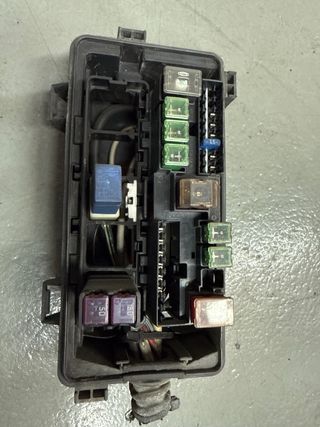Caja de fusible de nissan cabstar o masity