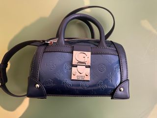 Bolso pequeño de Guess