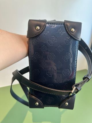 Bolso pequeño de Guess