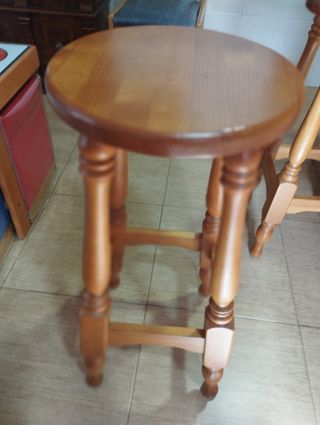 4 UNIDADES DE TABURETE DE MADERA DE PINo