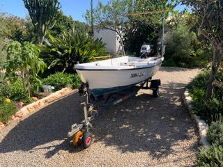 Barca de pesca con remolque.