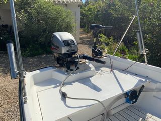 Barca de pesca con remolque.