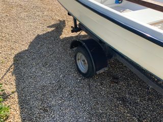 Barca de pesca con remolque.
