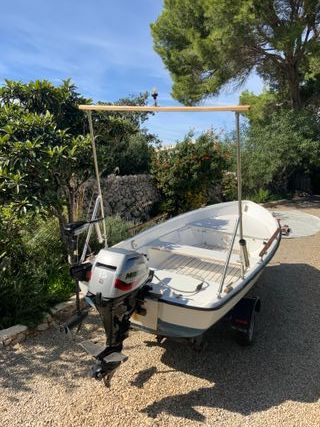 Barca de pesca con remolque.