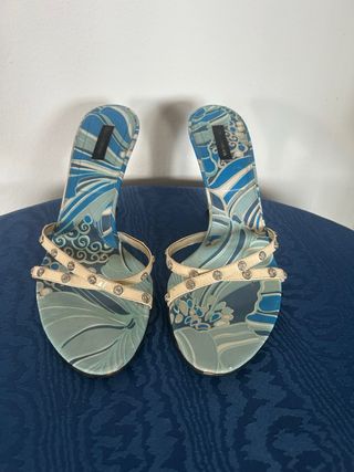 Sandali con tacco anni 2000 beige e blu
