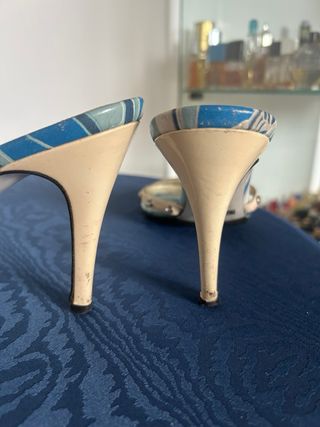 Sandali con tacco anni 2000 beige e blu