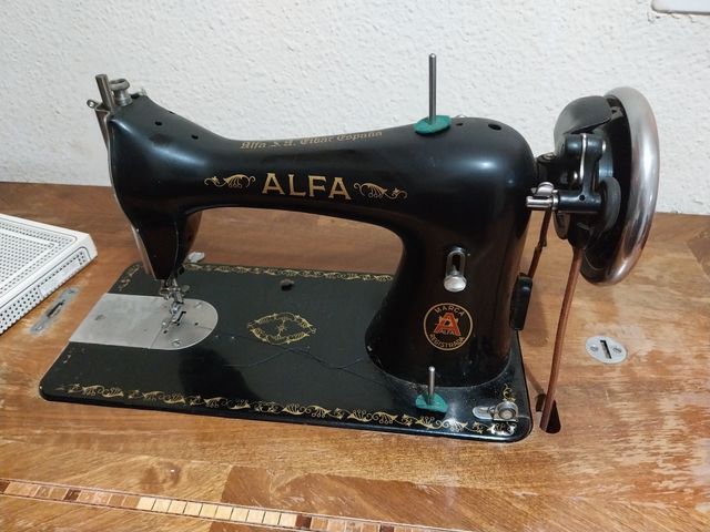 Maquina de Coser Antigua Alfa