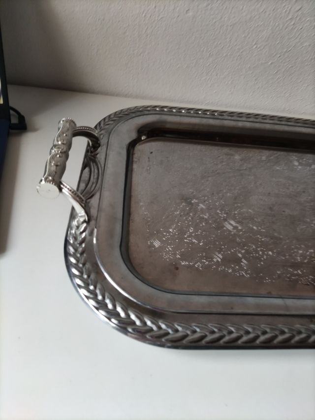 Bandeja metálica plateada