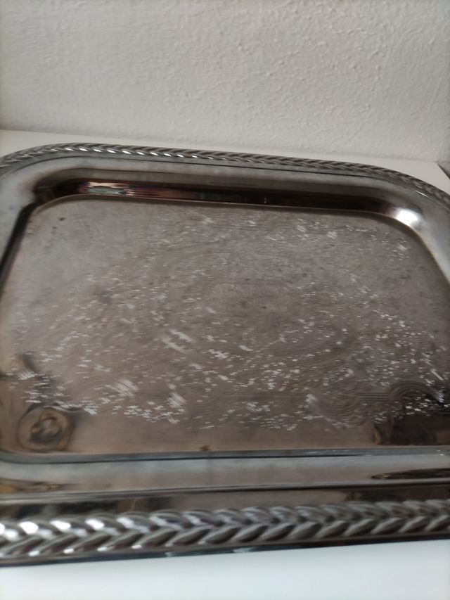 Bandeja metálica plateada