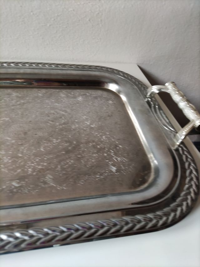 Bandeja metálica plateada