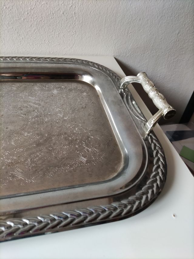Bandeja metálica plateada