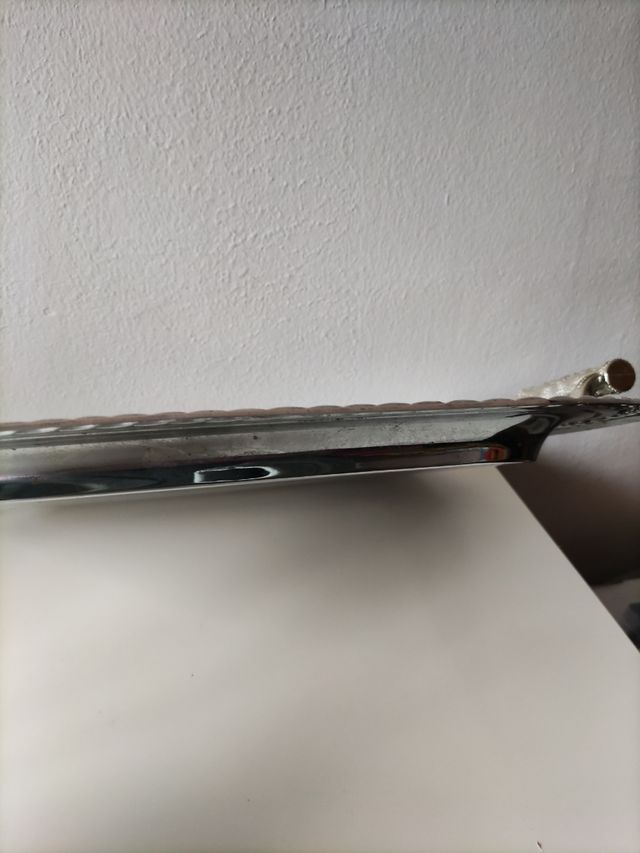 Bandeja metálica plateada