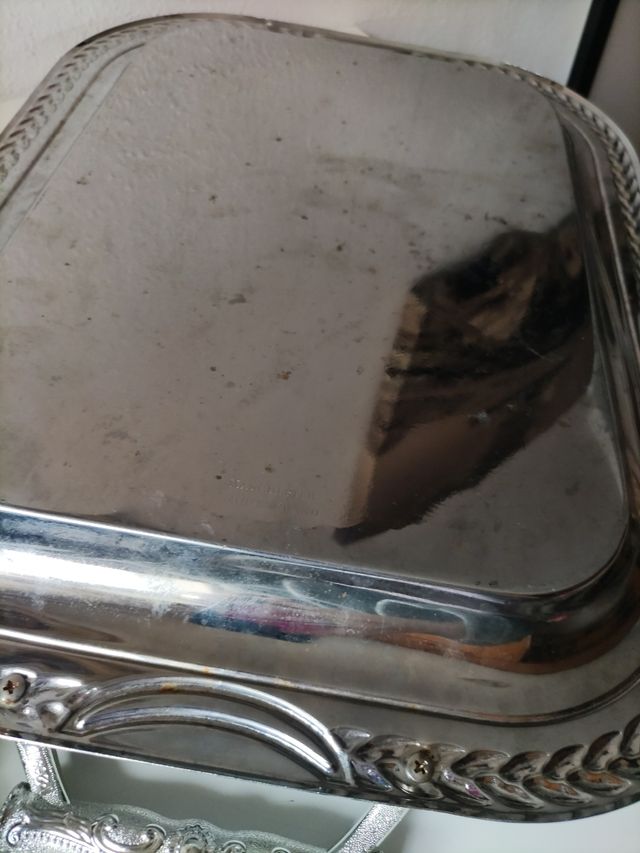 Bandeja metálica plateada