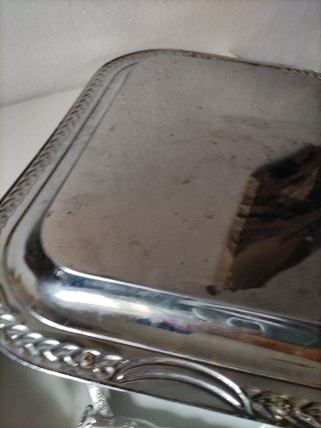 Bandeja metálica plateada