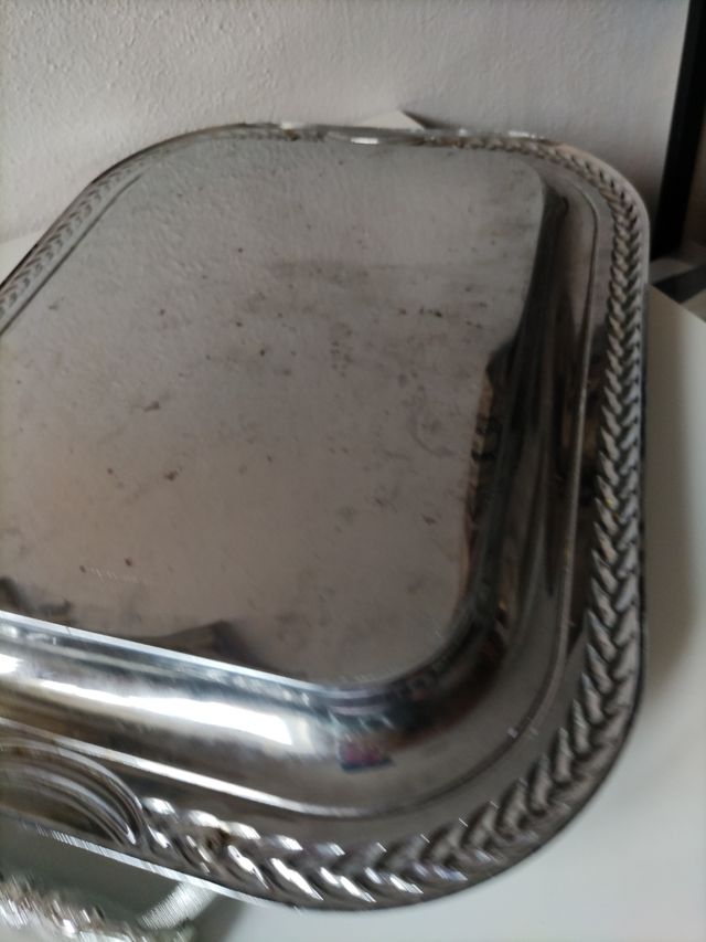 Bandeja metálica plateada