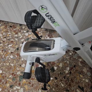 Cyclette pieghevole usata pochissimo. 