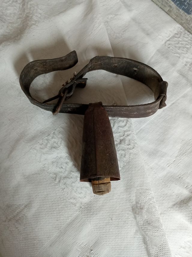 Cencerro antiguo de cuero