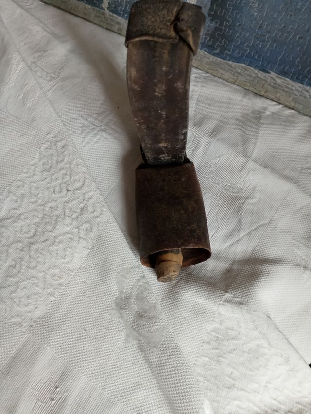 Cencerro antiguo de cuero