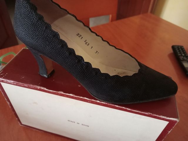 Zapato negro número 37
