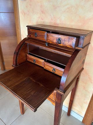 Escritorio antiguo de madera