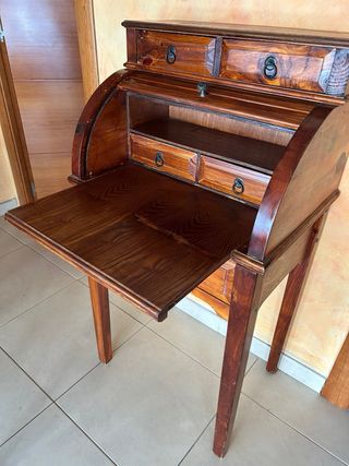 Escritorio antiguo de madera