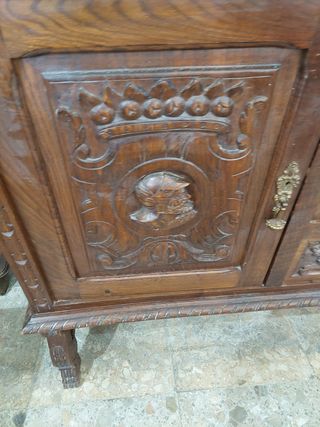 Mueble castellano antiguo con espejo