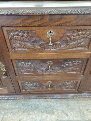 Mueble castellano antiguo con espejo