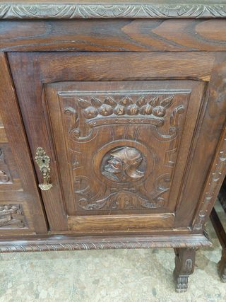 Mueble castellano antiguo con espejo