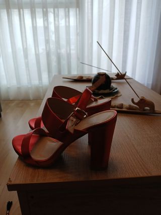 Sandalias rojas tacón alto 