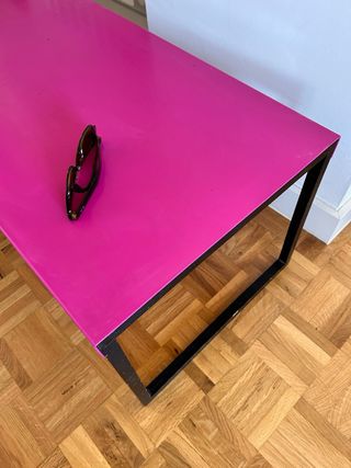 Mesa centro Habitat de metal y roble.