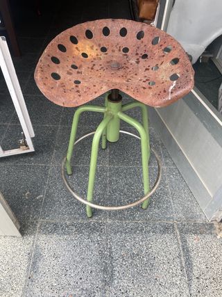 Taburete antiguo con asiento de tractor