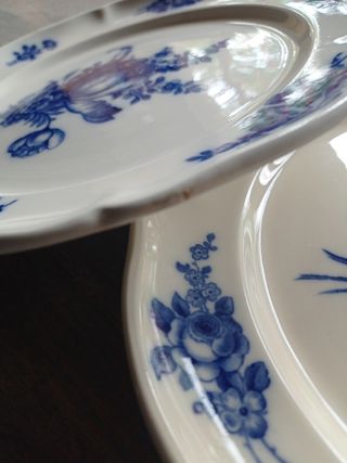 Piatti antichi blu e bianchi