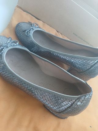 OFERTA/Zapatos- bailarina/UNISA plata 37 y regalo 