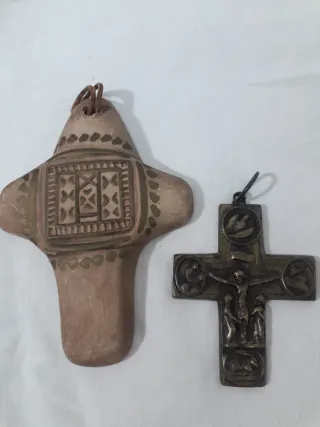 2 Cruces:Griega y otra :cristiana