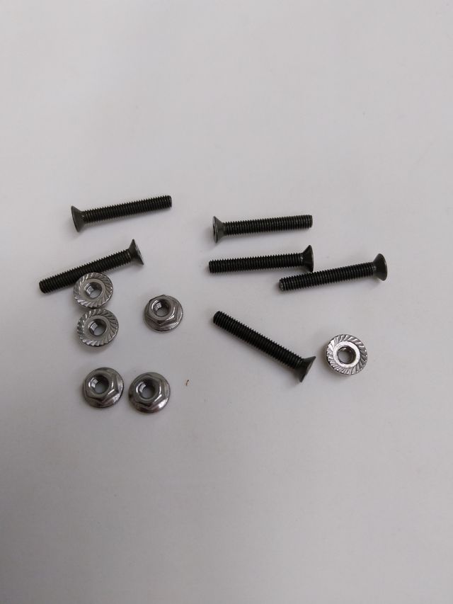 510 Tornillos Phillips y tuercas de bloqueo.