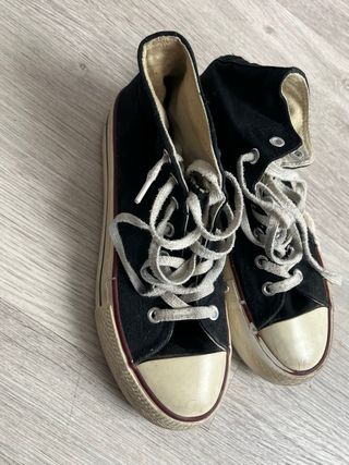 Converse falsas negras plataforma