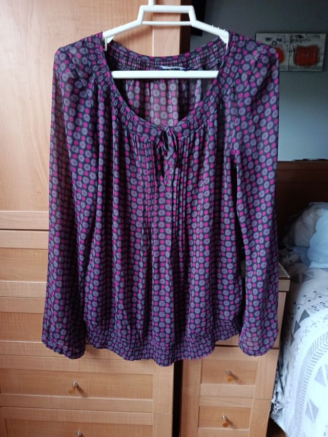 Blusa negra y rosa estampada - Talla M