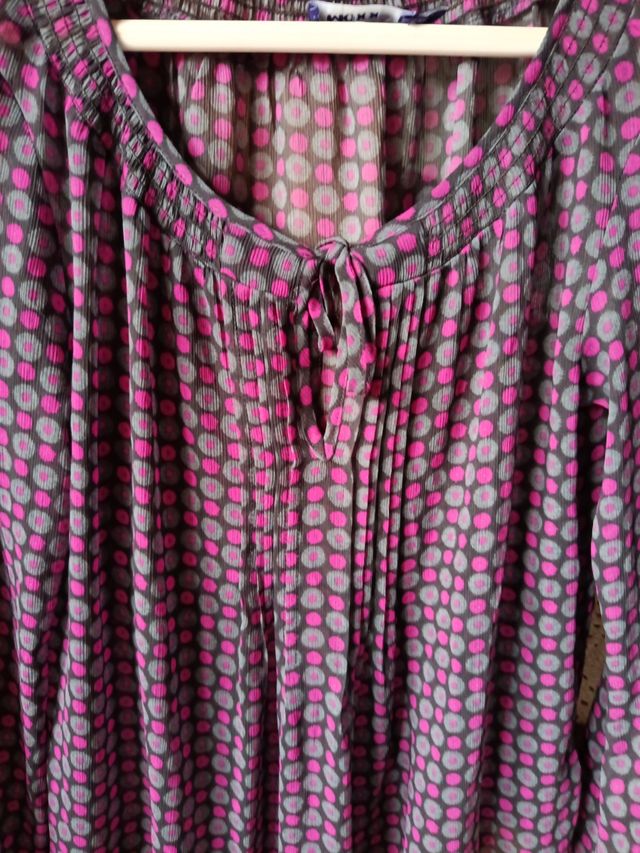 Blusa negra y rosa estampada - Talla M