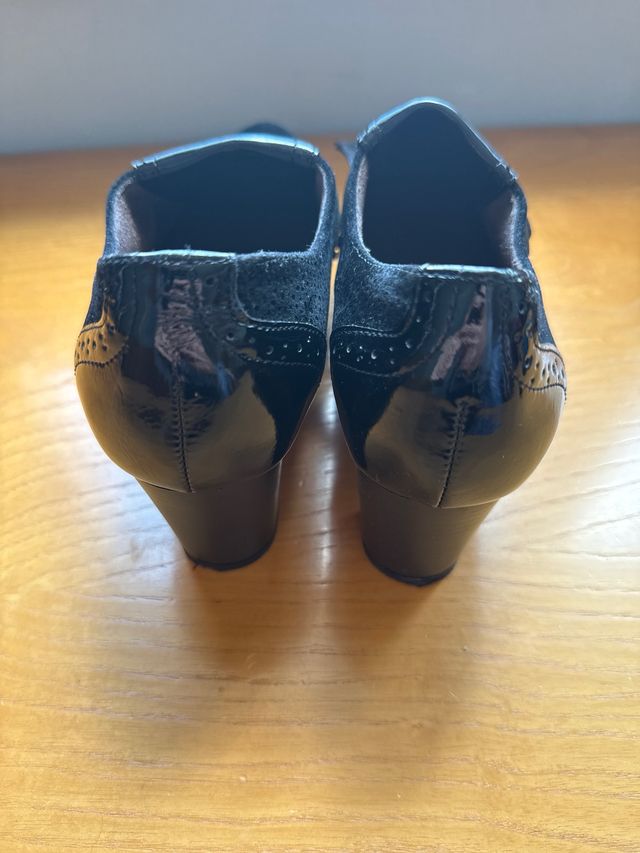 Zapatos Via D tacón negro