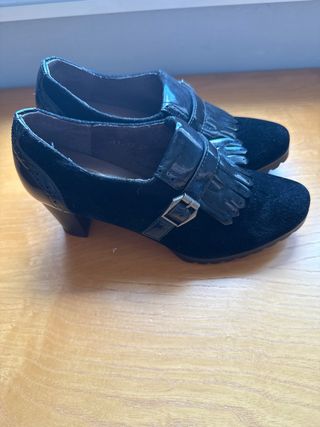 Zapatos Via D tacón negro