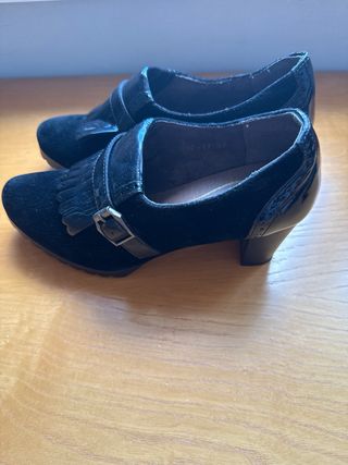 Zapatos Via D tacón negro