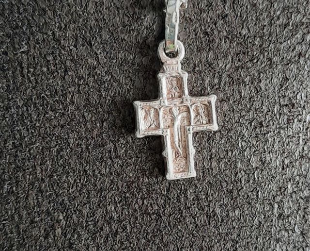 BONITA CRUZ DE PLATA  NUEVA