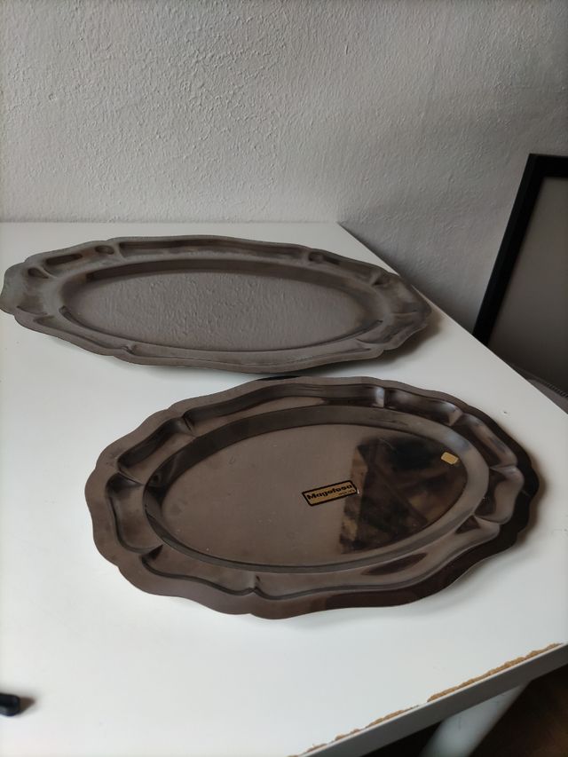 Dos bandejas de metal