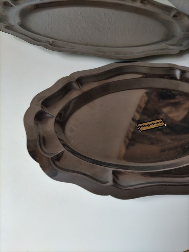 Dos bandejas de metal