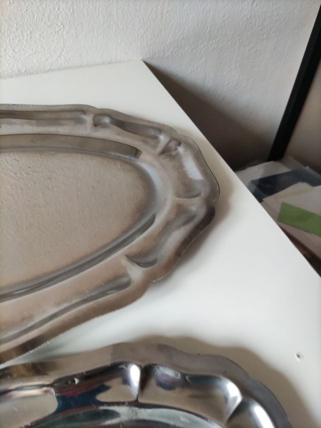 Dos bandejas de metal