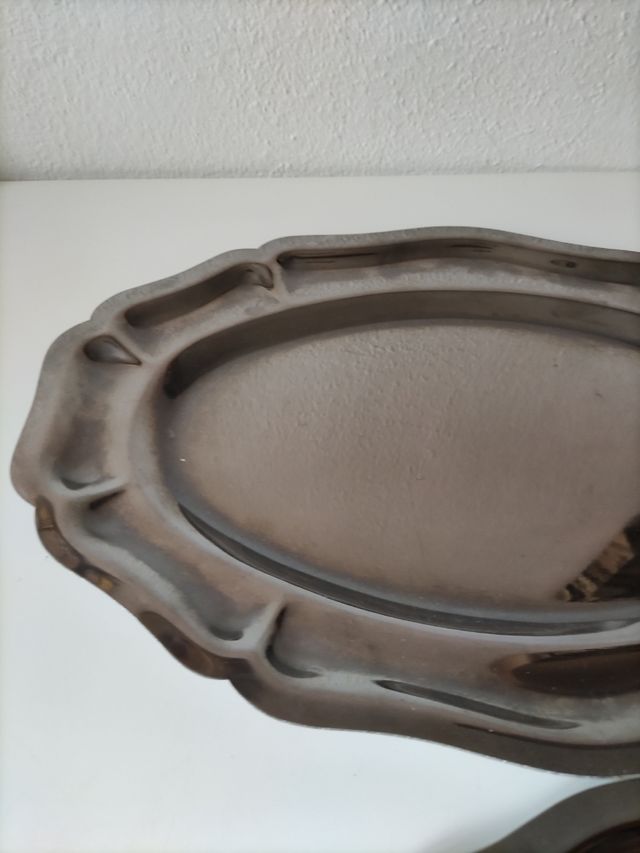 Dos bandejas de metal