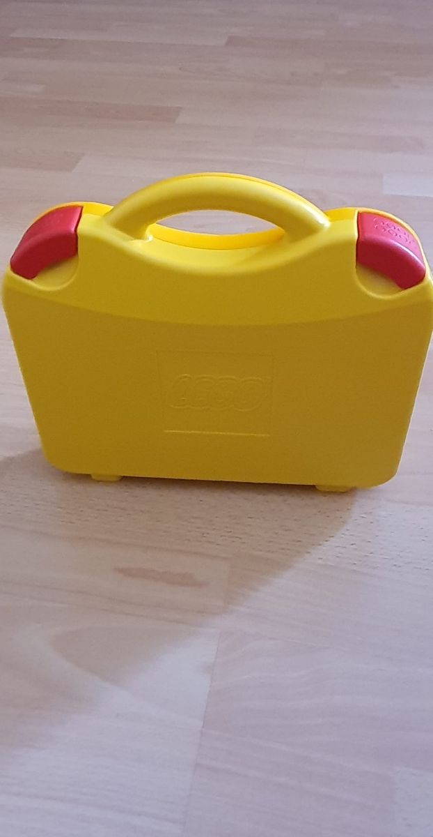 Maletín Lego amarillo con piezas