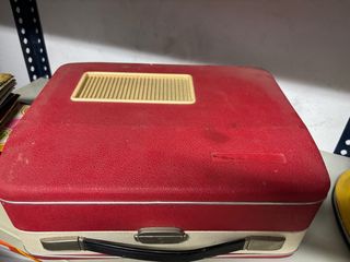 Tocadiscos retro rojo y blanco + discos antiguos