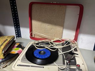 Tocadiscos retro rojo y blanco + discos antiguos