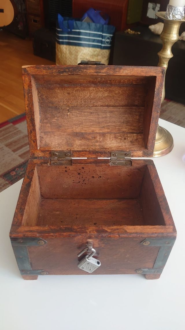 Cofre madera antiguo